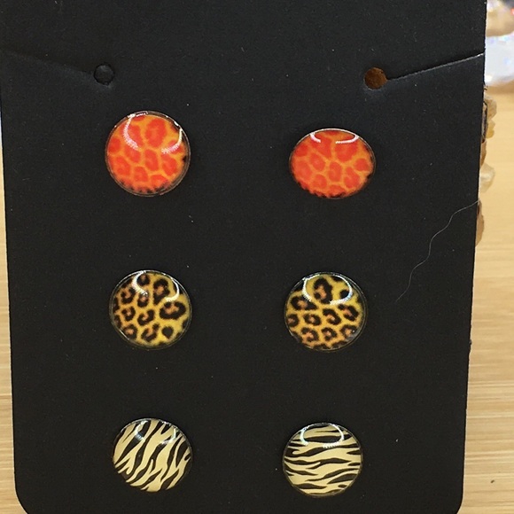 3 Pairs of Stud Earrings - Picture 2 of 6
